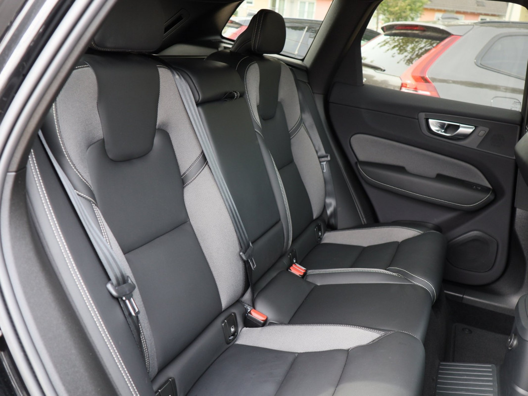 Volvo XC60 T6 AWD - SUV/Off-road - Schwarz - Gebrauchtwagen - Bild 4