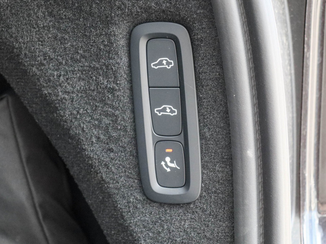Volvo XC90 T8 Recharge Plug-In Hybrid AWD - SUV/Off-road - Schwarz - Gebrauchtwagen - Bild 16