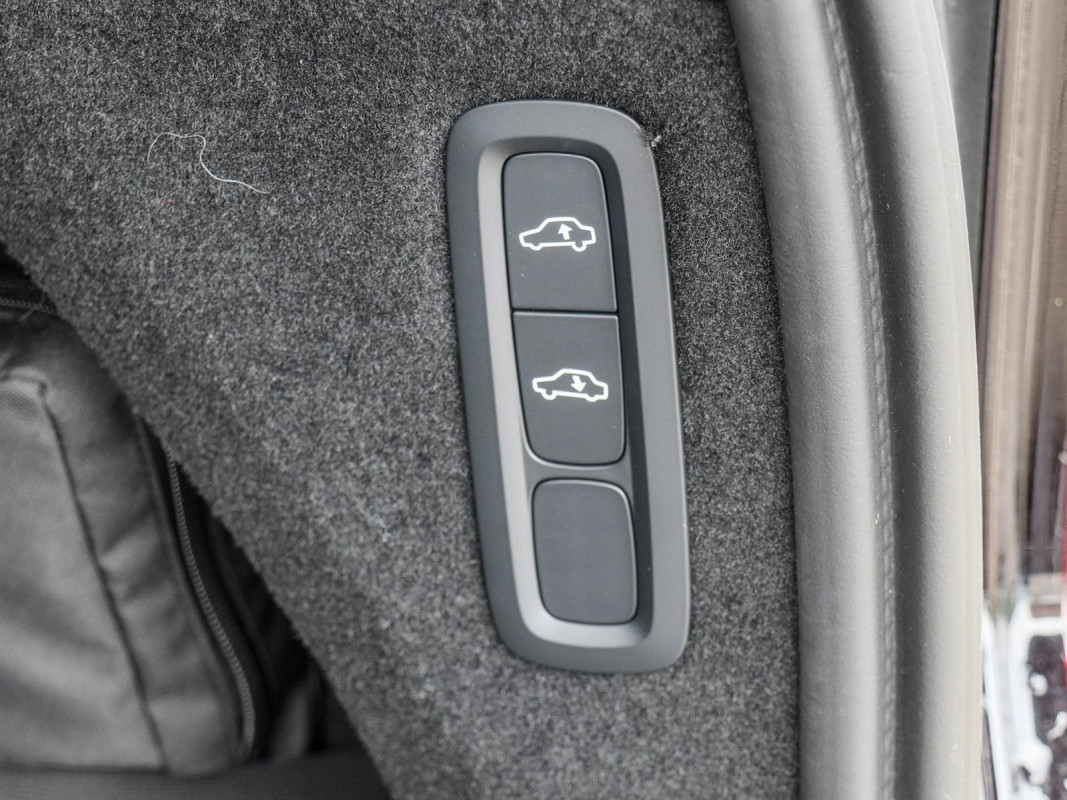 Volvo XC90 T8 Recharge Plug-In Hybrid AWD - SUV/Off-road - Schwarz - Gebrauchtwagen - Bild 16