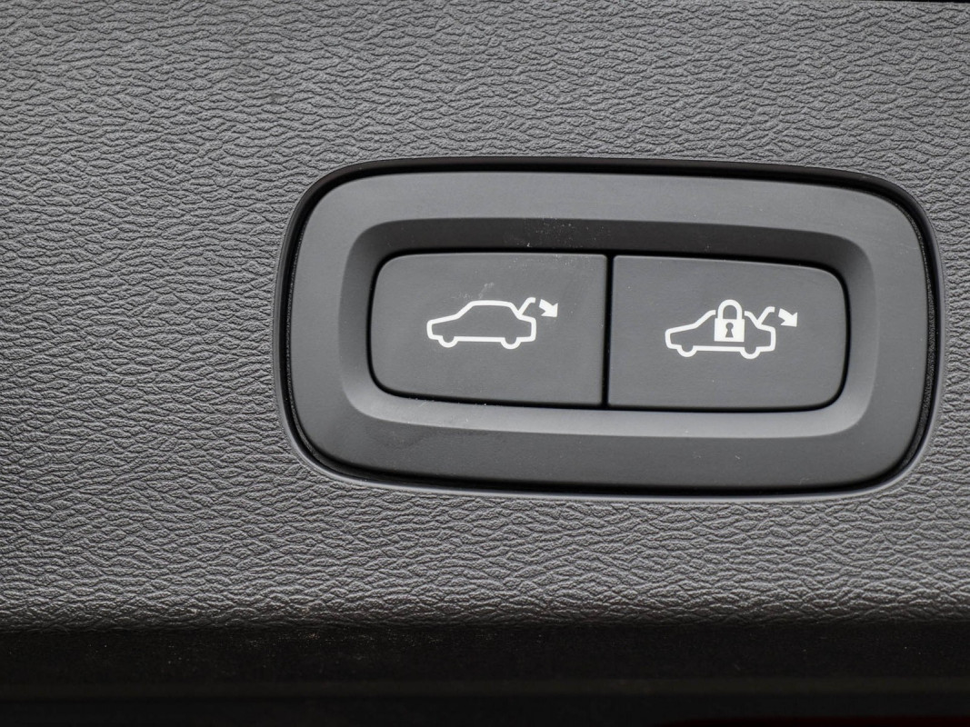 Volvo V60 T6 Recharge Plug-In Hybrid AWD - Kombi - Schwarz - Gebrauchtwagen - Bild 16