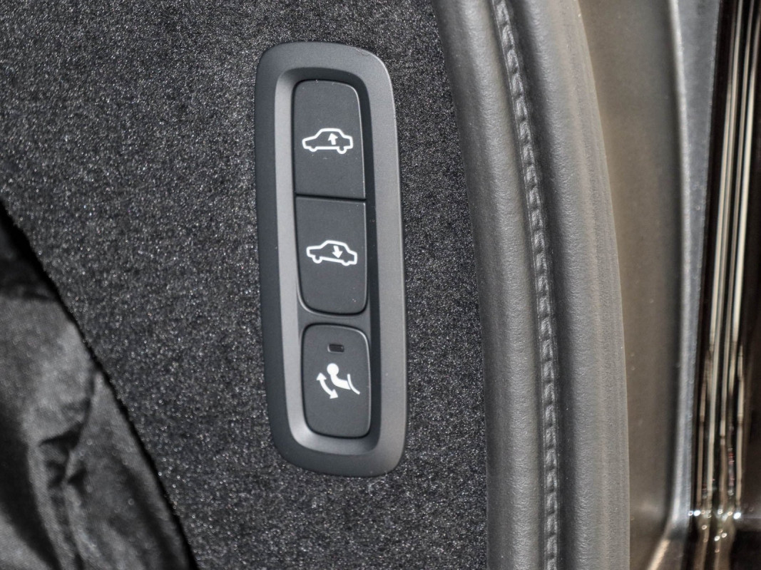 Volvo XC90 T8 Recharge AWD - SUV/Off-road - Schwarz - Gebrauchtwagen - Bild 16