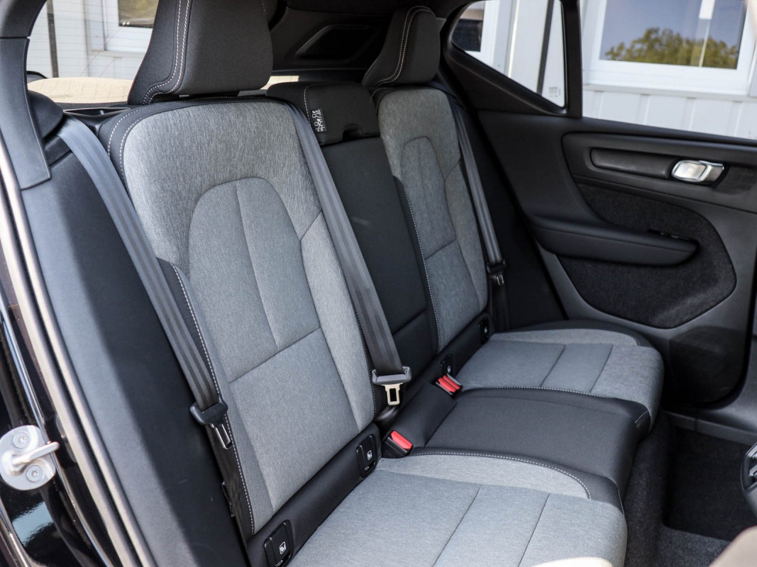 Volvo XC40 B3 Plus Black Edition - SUV/Off-road - Schwarz - Gebrauchtwagen - Bild 4
