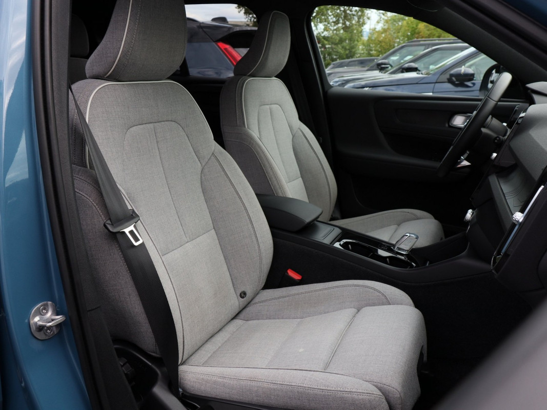 Volvo XC40 Plus Recharge Pure Electric - SUV/Off-road - Blau - Gebrauchtwagen - Bild 6