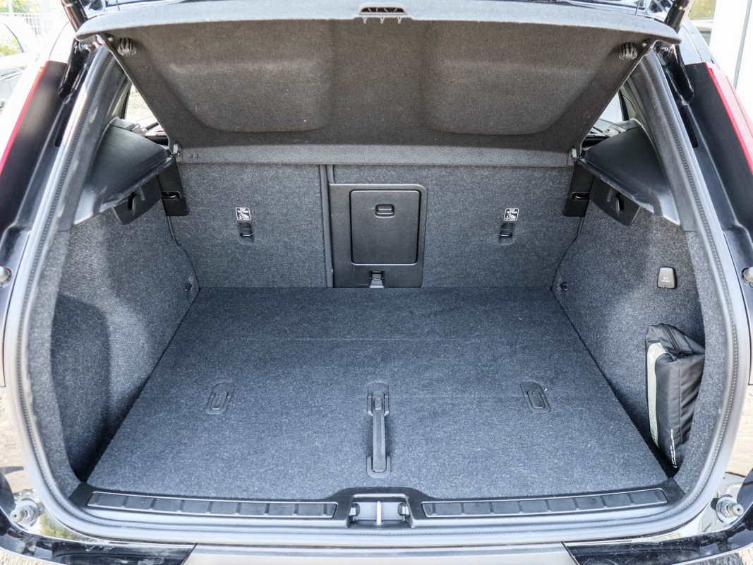 Volvo XC40 B3 Plus Black Edition - SUV/Off-road - Schwarz - Gebrauchtwagen - Bild 11