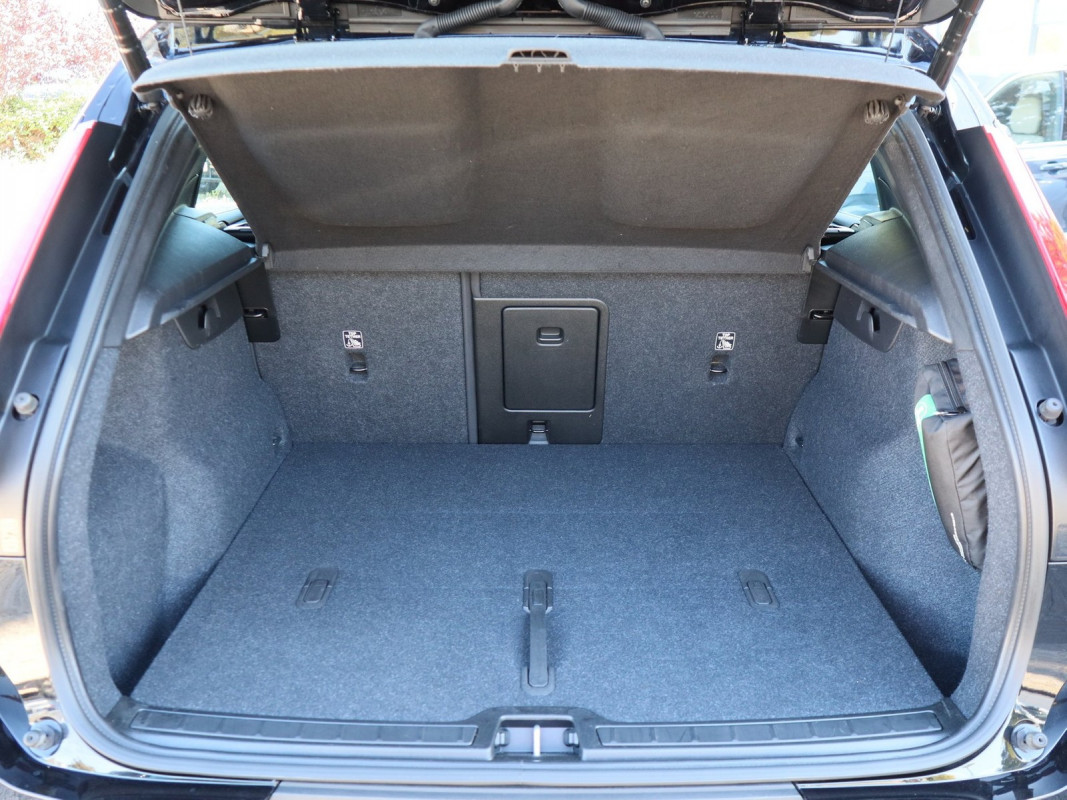 Volvo XC40 B3 - SUV/Off-road - Schwarz - Gebrauchtwagen - Bild 11