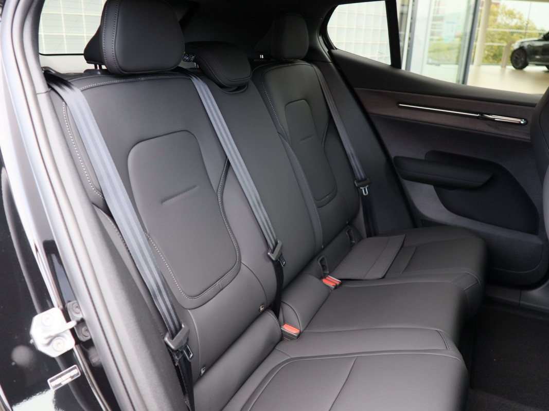 Volvo EX30 Plus Black Edition P5 Long - SUV/Off-road - Schwarz - Gebrauchtwagen - Bild 4