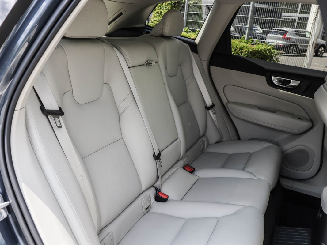 Volvo XC60 Inscription Plug-In Hybrid AWD - SUV/Off-road - Blau - Gebrauchtwagen - Bild 4