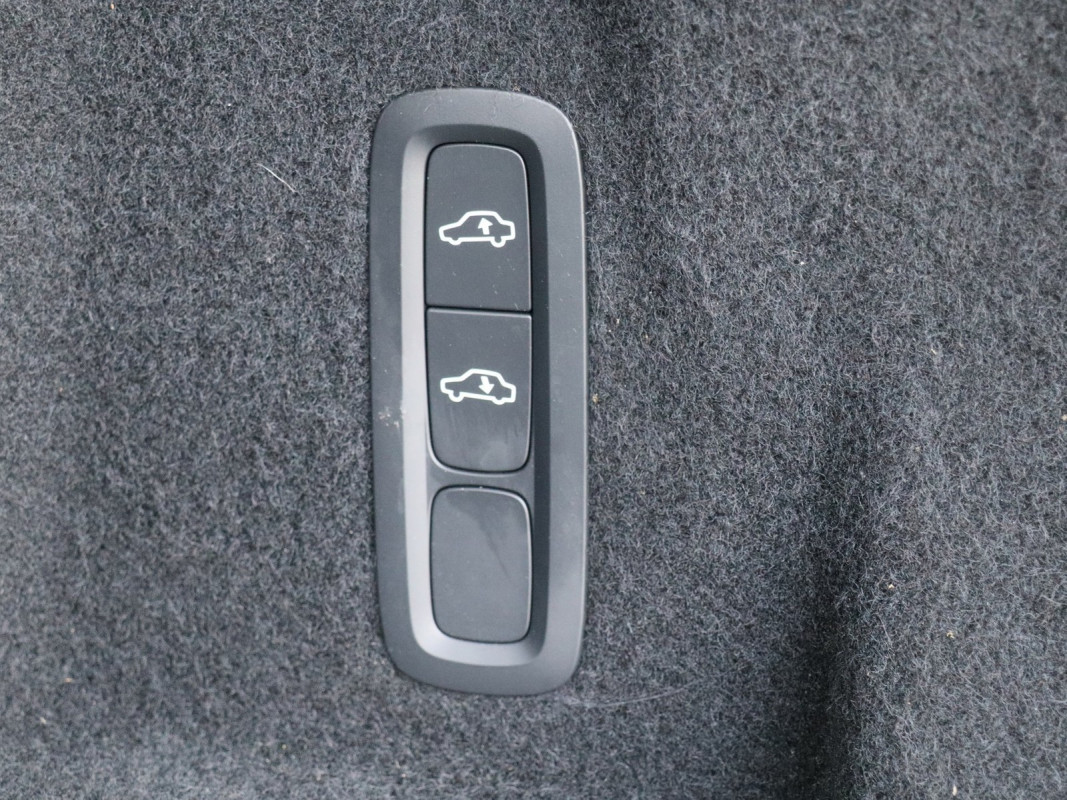 Volvo XC60 T8 Recharge AWD - SUV/Off-road - Grau - Gebrauchtwagen - Bild 16