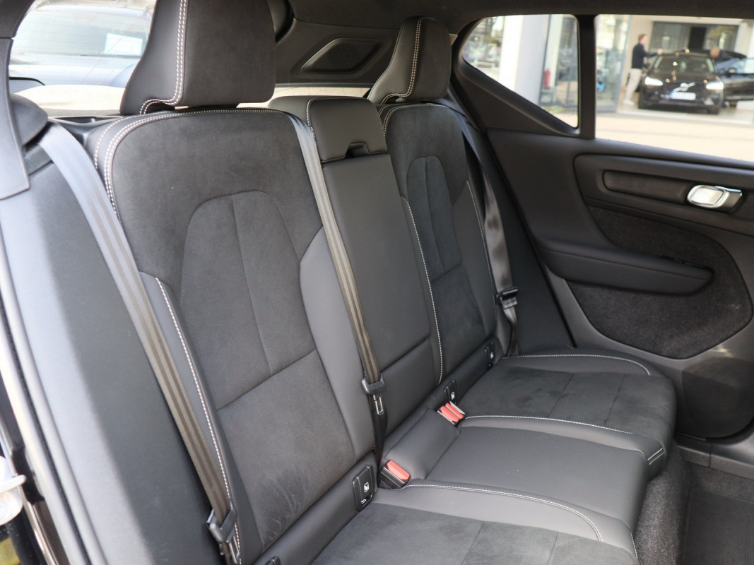 Volvo XC40 B4 - SUV/Off-road - Schwarz - Gebrauchtwagen - Bild 4