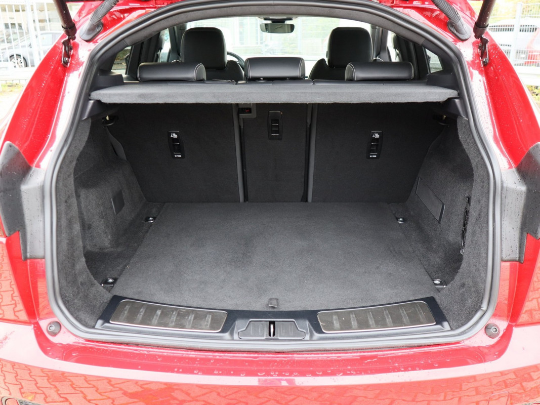Jaguar E-PACE - SUV/Off-road - Rot - Gebrauchtwagen - Bild 10