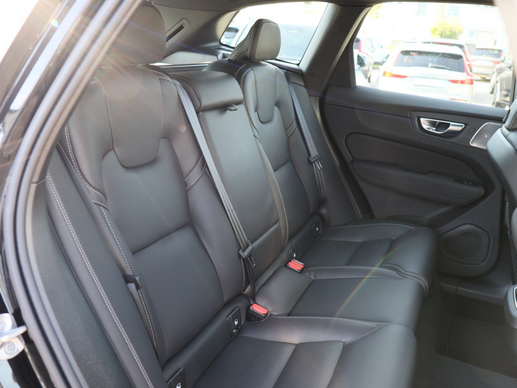 Volvo XC60 B5 AWD - SUV/Off-road - Schwarz - Gebrauchtwagen - Bild 4