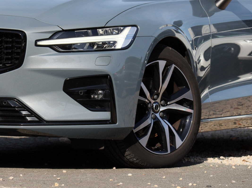 Volvo V60 B4 Benzin - Kombi - Grau - Gebrauchtwagen - Bild 5