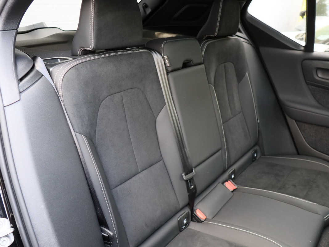 Volvo XC40 B3 - SUV/Off-road - Schwarz - Gebrauchtwagen - Bild 4